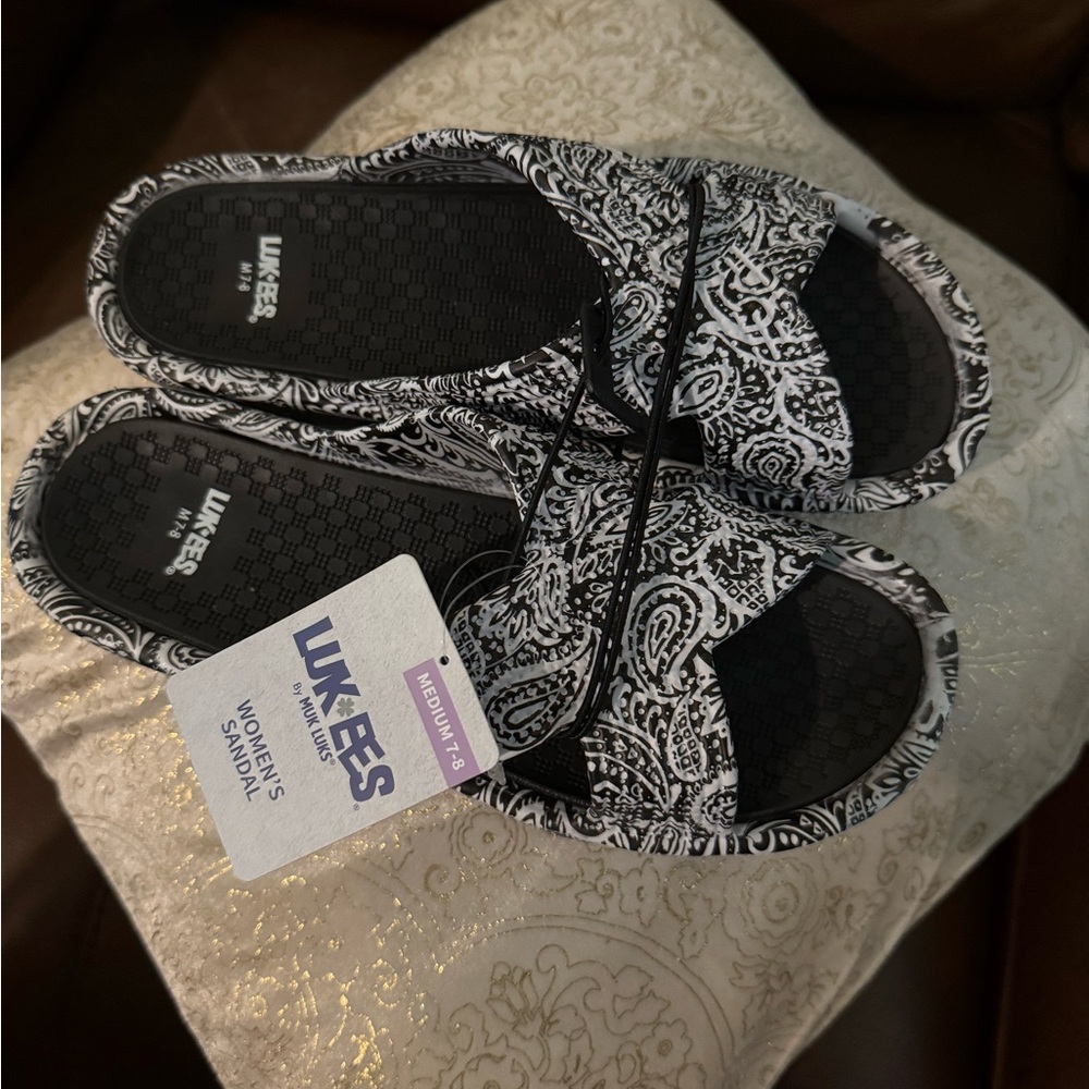 Muk Luka Luk-ees Black and White Paisley Sandals M 7/8 New